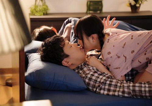 Con gái riêng của vợ lén sang phòng gạ gẫm