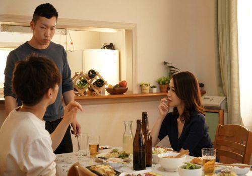 Ghé thăm nhà bạn và mê mẩn mẹ bạn quyến rũ